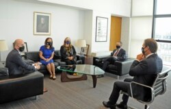 El presidente de Uruguay, Luis Lacalle Pou, recibe a delegación estadounidense en el despacho presidencial en Montevideo, Uruguay, el 15 de abril de 2021. [Cortesía Presidencia de la Republica - ROU]