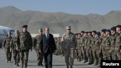 Menteri Pertahanan Perancis Jean-Yves le Drian (tengah) mengunjungi pasukan Perancis di Afghanistan dan memberi penghormat kepada 4 tentara Perancis yang gugur di sana (10/6).