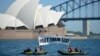 Para aktivis Greenpeace melakukan unjuk rasa mendesak Australia menampung para pencari suaka dalam aksi di depab Opera House di Sydney, Australia (foto: dok).