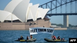 Para aktivis Greenpeace melakukan unjuk rasa mendesak Australia menampung para pencari suaka dalam aksi di depab Opera House di Sydney, Australia (foto: dok).