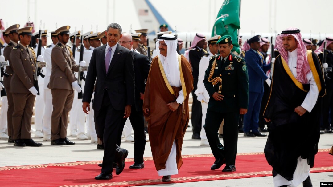 Tổng thống Mỹ Barack Obama được hộ tống ra máy bay để rời Ả rập Xê-út trở về Washington, 29/3/2014