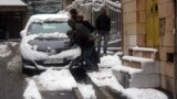 این روزها بارش برف پاییزی در تهران و شهرستانها ، برخی مردم را گرفتار کرده است.<br />
عکس: ایلنا