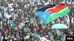 La bandera de la nueva República ondea en andas de una jubilosa mulitud que celebró en Juba la proclamaciòn de independencia.