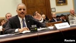 Jaksa Agung AS, Eric Holder (Foto: dok). Departeman Kehakiman AS dengan resmi mengakui bahawa AS telah menyebabkan tewasnya empat warga Amerika dalam serangan pesawat tak berawak di Yaman dan Pakistan sejak tahun 2009, Rabu (22/5).