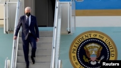 조 바이든 미국 대통령이 지난 20일 한국 도착 직후 전용기 '에어포스원'에서 내려오고 있다. (자료사진)