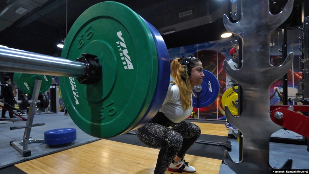 Instruktur kebugaran Fatema Dhoondia, 30, seorang wanita Muslim dan seorang ibu tunggal, angkat beban di dalam gym, 31 Desember 2019. (Foto: REUTERS/Hemanshi Kamani)