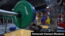 Instruktur kebugaran Fatema Dhoondia, 30, seorang wanita Muslim dan seorang ibu tunggal, angkat beban di dalam gym, 31 Desember 2019. (Foto: REUTERS/Hemanshi Kamani)