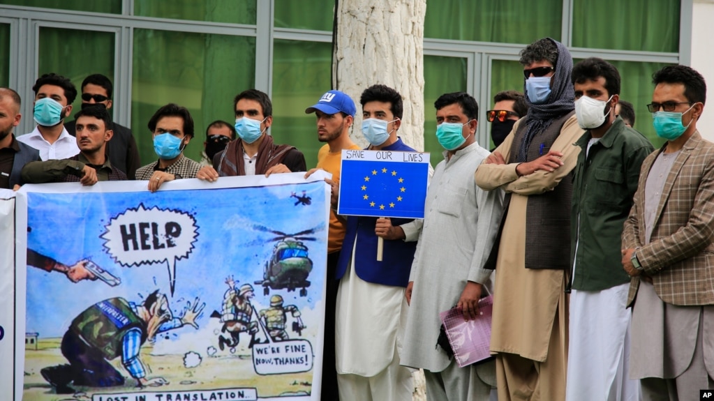 前阿富汗翻译人员在首都喀布尔示威，要求美国和北约提供帮助。（2021年4月30日）(photo:VOA)