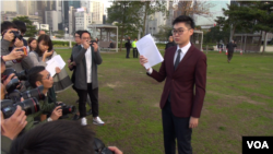 被高等法院法官裁决选举呈请失利的“香港民族党”的召集人陈浩天星期二下午在添马公园与媒体见面