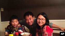 آقای وانگ در کنار اعضای خانواده اش