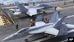 Máy bay chiến đấu FA-18 chuẩn bị cất cánh trên tàu sân bay USS George Washington ở ngoài khơi Thái Bình Dương gần đảo Minamidaito, tỉnh Okinawa, miền nam Nhật Bản