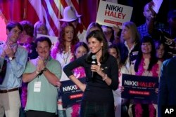 競爭共和黨總統候選人提名的美國前駐聯合國大使妮基·黑利（Nikki Haley）與她的支持者在德克薩斯州的一個競選集會上。（2024年3月4日）