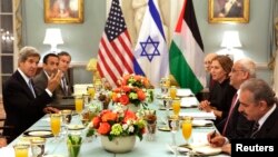 Menlu AS John Kerry (kanan) menjamu menteri Kehakiman Israel Tzipi Livni (tiga dari kanan) dan kepala perunding Palestina Saeb Erekat (dua dari kanan) di Kantor Deplu AS di Washington (29/7). 