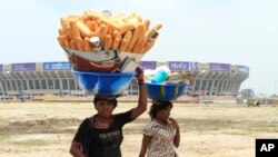 Une femme vendeuse de pain à Kinshasa en RDC le 12 octobre 2012.