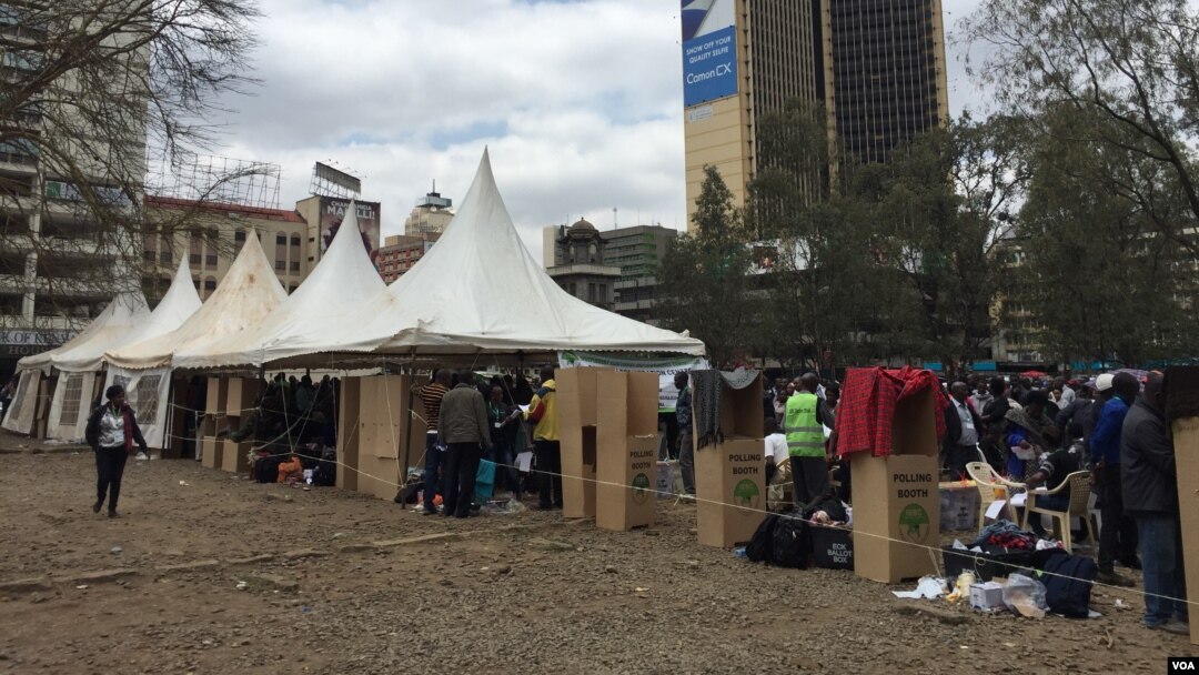 Cardboard voting booths are seen at a parking lot that has been temporarily converted into polling center, in downtown Nairobi, Kenya, Aug. 8, 2017. (J. Craig/VOA)