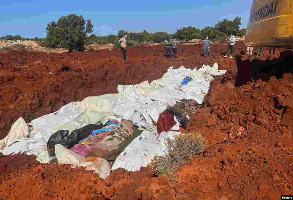 Corpos de vítimas são colocados numa vala comum em Derna, depois de uma forte tempestade e chuvas torrenciais terem atingido a Líbia, a 12 de setembro de 2023.