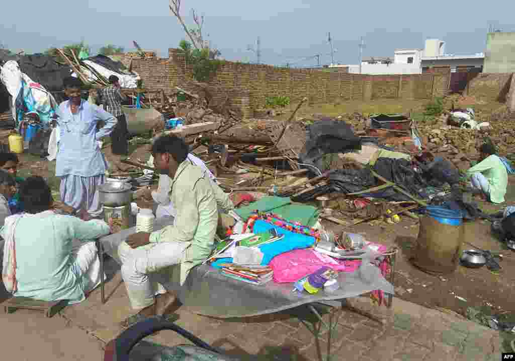 Les habitants de&nbsp;Bharatpur tentent de récupérer quelques affaires personnelles après que la tempête de sable a détruit leurs habitations le 3 mai 2018.