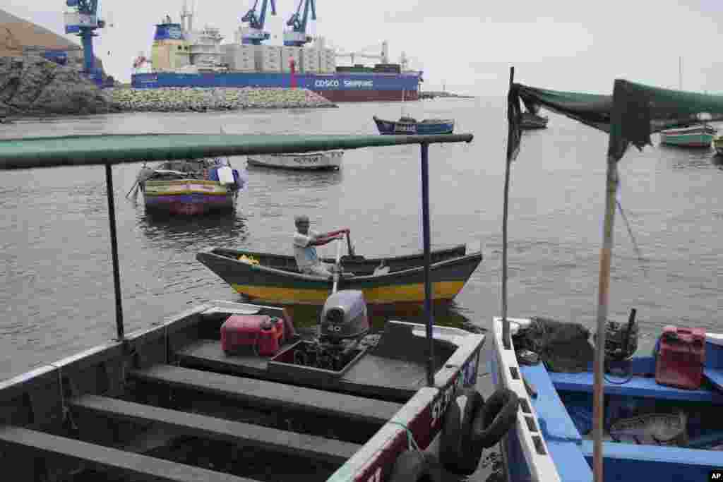 Un pescador viaja en una embarcación cerca del megapuerto de Chancay, Perú, el 12 de noviembre de 2024.