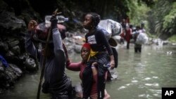 ARCHIVO - Migrantes haitianos atraviesan el Tapón del Darién en su larga y compleja ruta hacia EEUU, el 9 de mayo de 2023. Colombia y Panamá están fallando en proteger a miles de migrantes que cruzan la peligrosa jungla según informe de HRW publicado el 3 de abril de 2024.