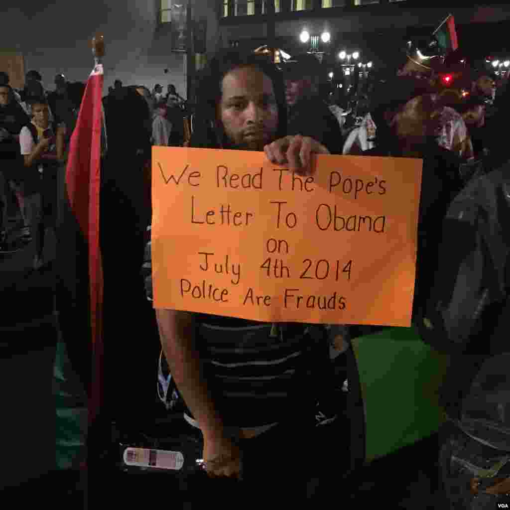 Snapshot from an anti-police protest in Charlotte, North Carolina, Sep. 23, 2016. (R. Mamonov/VOA)