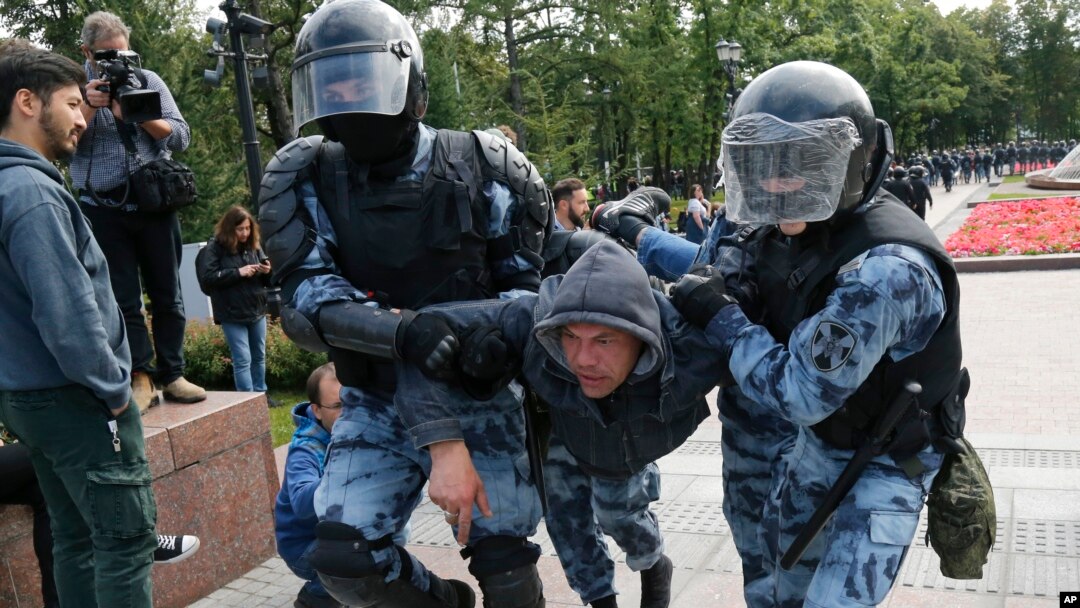 Policajci hapse demonstranta tokom mirnog protesta u centru Moksve, Rusija, 3. avgusta 2019.