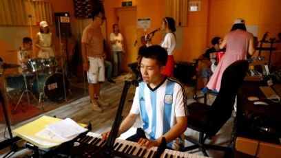 
Beijing Music School Helps Autistic Students
