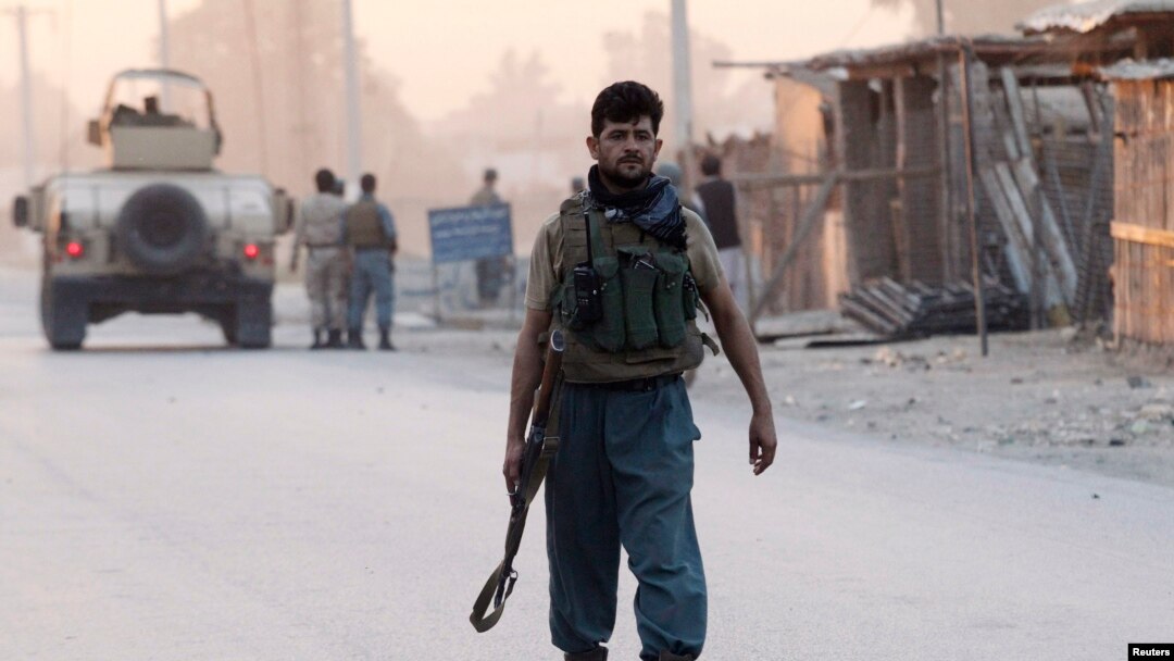 Polisi Afghanistan di lokasi serangan di Jalalabad (30/8).
