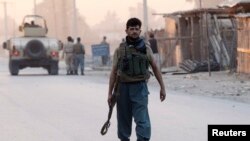 Афганський поліцейський прибуває на місце атаки