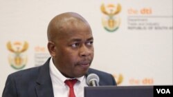 UMsekeli kaMpathintambo obona ngezamabhizimisi kweleSouth Africa, uMnu. Mzwandile Masina okhokhela iqula labosomabhizimisi