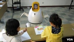 Siswa SD Hagjeong di Daegu belajar bahasa Inggris dari robot Engkey, buatan ahli robotik Korea.