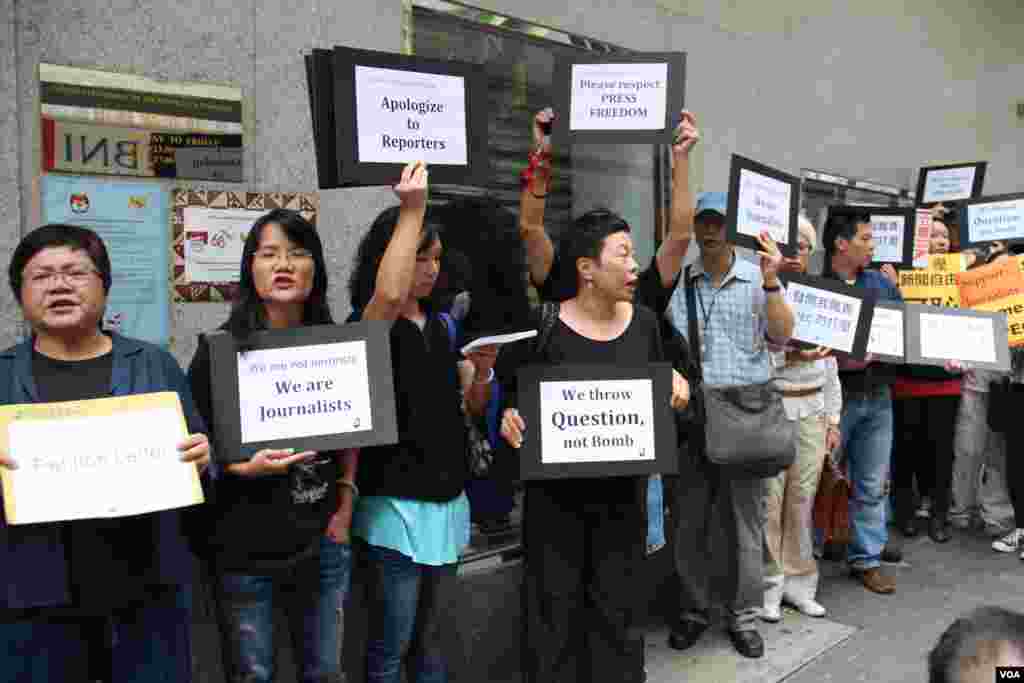 港新闻从业者抗议印尼菲律宾阻挠记者正常采访(美国之音海彦拍摄)