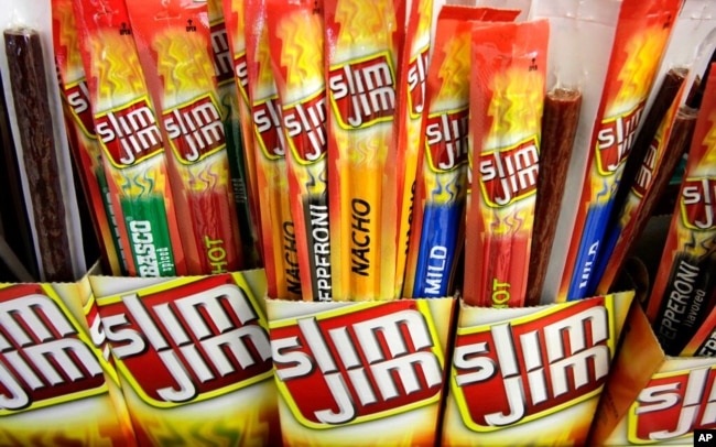 Menteri Pertanian AS Tom Vilsack pada Jumat (3/2) mengumumkan rencana pemerintah untuk menerapkan standar nutrisi baru untuk makanan yang disajikan di kantin sekolah, termasuk batasan penggunaan gula tambahan. (Foto: AP)