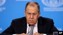 El ministro de Exteriores de Rusia, Sergey Lavrov, hace una pausa durante una conferencia de prensa en Moscú, el 14 de enero de 2022. 