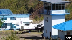 Sebuah pesawat Twin Otter sedang parkir di bandara Kota Mulia, di Papua, 8 April 2012. (Foto: AFP)