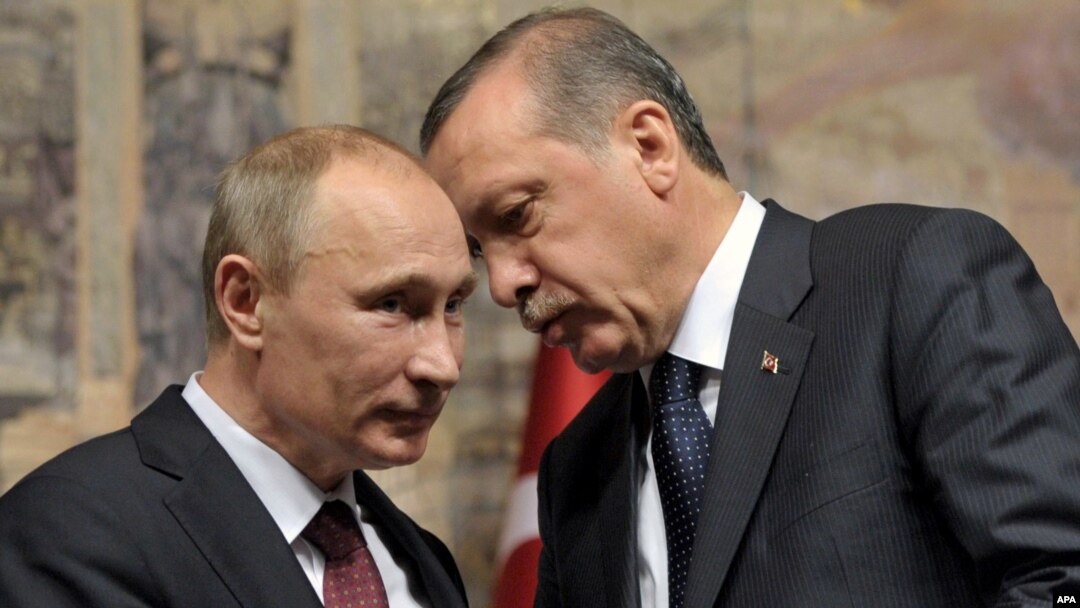 PM Turki Recep Tayyip Erdogan (kanan) dan Presiden Rusia Vladimir Putin berbicara dalam konferensi pers bersama di Istanbul, Senin (3/12). 