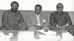 Jonas Savimbi (esq), Agostinho Neto (cen) e Holden Roberto (dir)