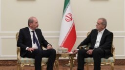 Presiden Iran Masoud Pezeshkian (kanan) bertemua dengan Menteri Luar Negeri Yordania Ayman Safadi di Teheran, pada 4 Agustus 2024. (Foto: Iranian Presidency/AFP) 