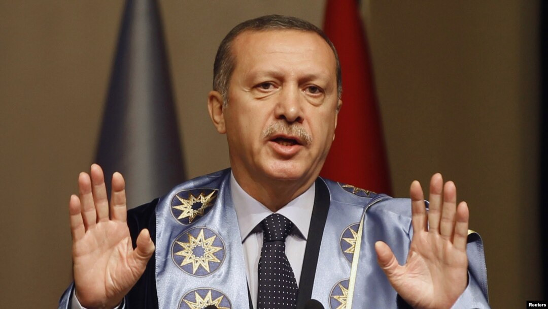 PM Turki Recep Tayyip Erdogan memberikan pidato di Universitas Yildiz di Istanbul soal serangan lintas batas Suriah (5/10).