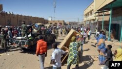 Tentara Mali di Timbuktu, 29 Januari 2013. Ratusan warga Mali menjarah toko-toko milik pedagang Arab, Selasa (29/1) setelah ditinggalkan oleh militan Islamis. (Foto: dok). Pasukan Perancis dilaporkan telah dikerahkan di kota Kidal, kubu terakhir pemberontak di Mali.