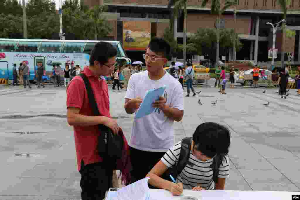 台湾发起“一人一明信片”呼吁释放中国维权律师（美国之音杨明拍摄）