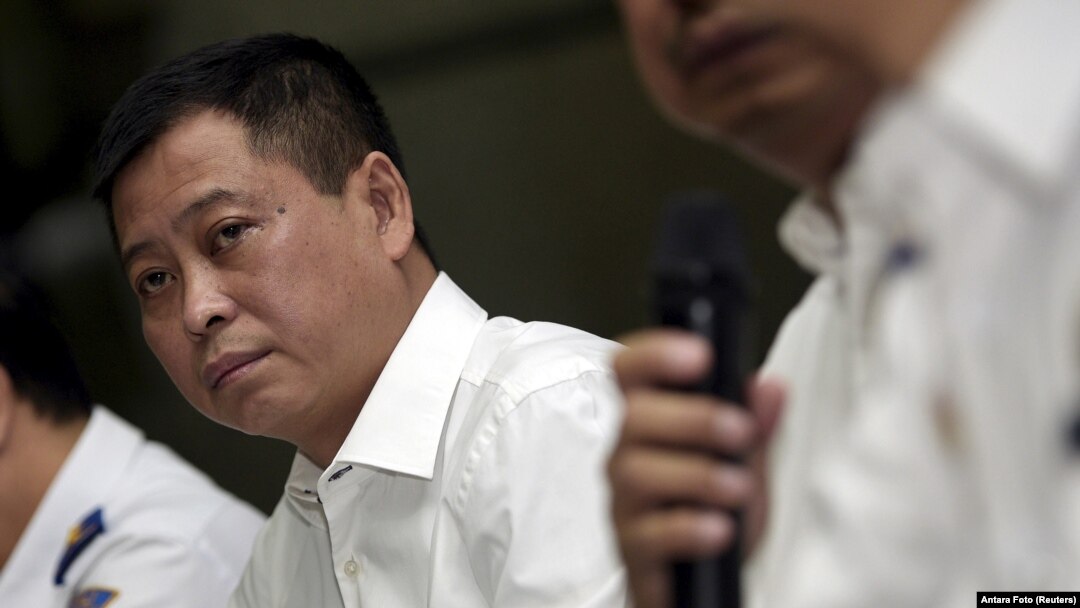 Mantan Menteri Perhubungan Ignasius Jonan dalam sebuah konferensi pers di Jakarta mengenai Trigana Air yang hilang. (Foto: Dok)