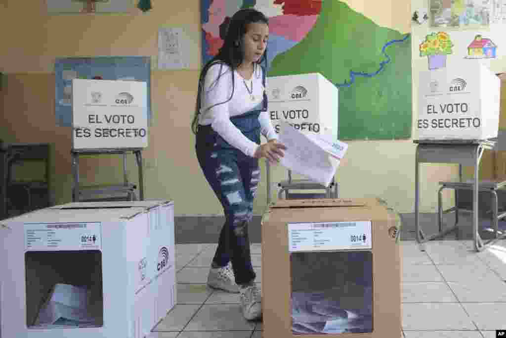 Una mujer ecuatoriana deposita su voto durante las elecciones de medio término y un referendo nacional en Quito, Ecuador, el 5 de febrero de 2023.