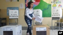 ARCHIVO - Una mujer captada mientras depositaba su voto en las elecciones de mitad de período y un referéndum nacional, en Quito, Ecuador, el 5 de febrero de 2023. Los ecuatorianos acuden a las urnas este domingo 21 de abril para un referendo con preguntas sobre seguridad.