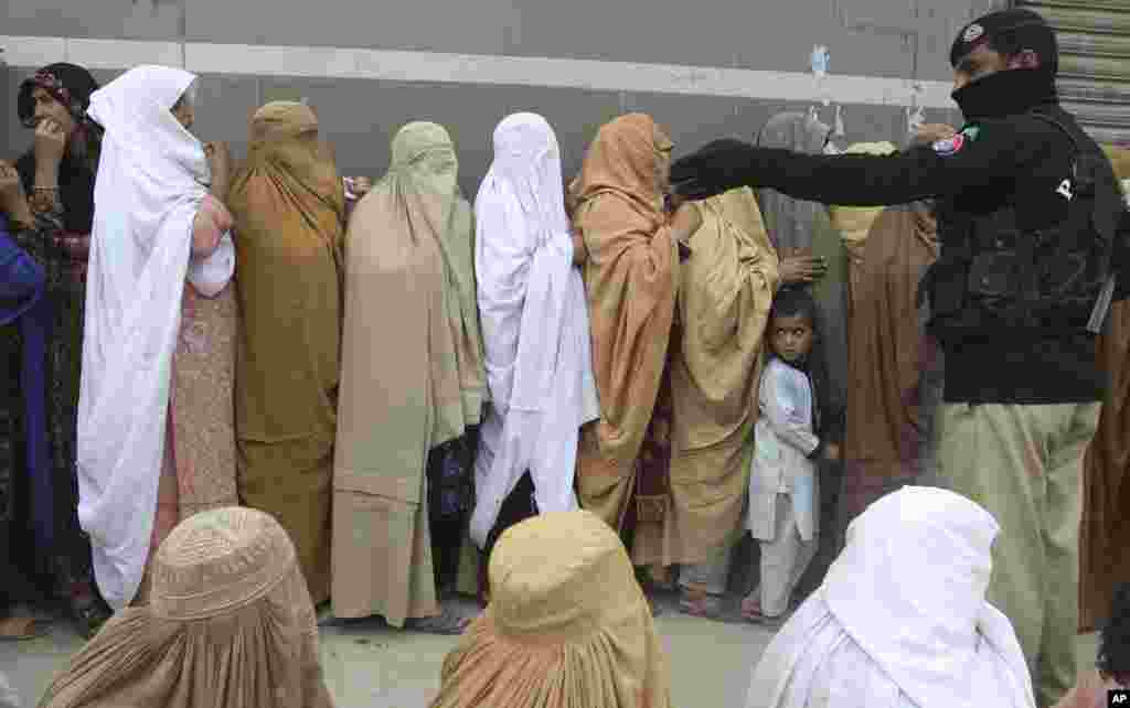 صف زنان منتظر برای دریافت یارانه نقدی دولتی تحت یک برنامه اضطراری دولت بنام &laquo;احساس&raquo; در پیشاور، پاکستان
