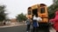 Petugas sekolah negeri Santa Fe membagikan bantuan sarapan dan makan siang kepada warga sekitar di Santa Fe, New Mexico, saat pandemi COVID-19 melanda pada 9 September 2020. (Foto: AP/Cedar Attanasio)