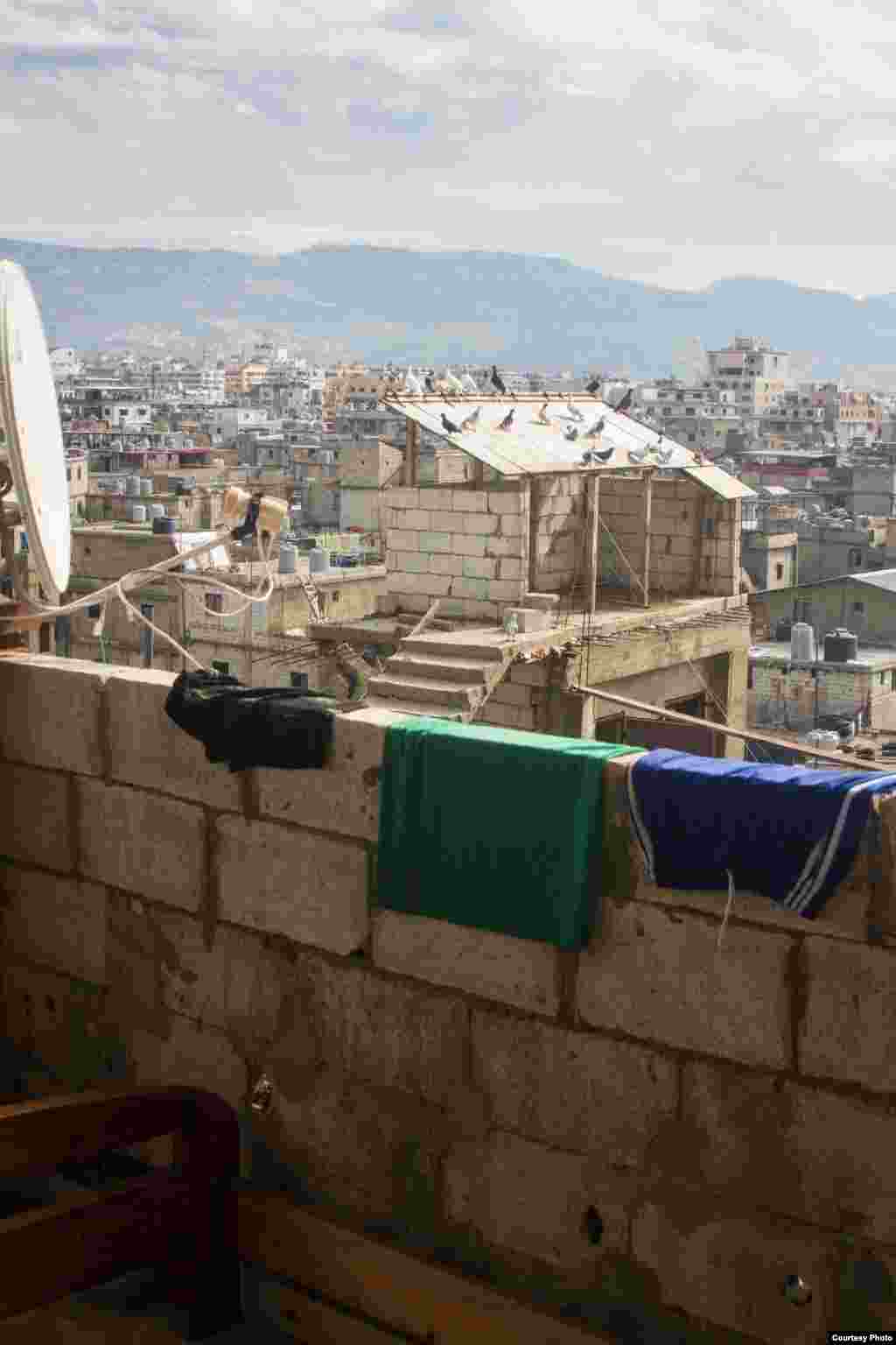 Berlokasi di Beirut selatan, Shatila adalah kamp pengungsi Palestina yang sangat padat dan telah menjadi saksi arus pengungsi Suriah akhir-akhir ini, Lebanon, 2 Desember 2014. (John Owens/VOA)