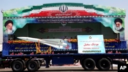이란 테헤란의 연례 군사퍼레이드에서 선보이고 있는 탄도 미사일 모형. (자료사진)
