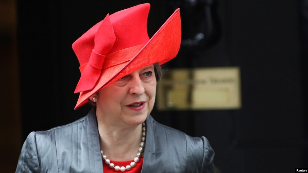 La primera ministra de Gran BretaÃ±a, Theresa May, saliendo del 10 de Downing Street en Londres, el 12 de marzo de 2018.