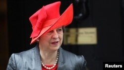 La primera ministra de Gran Bretaña, Theresa May, saliendo del 10 de Downing Street en Londres, el 12 de marzo de 2018.