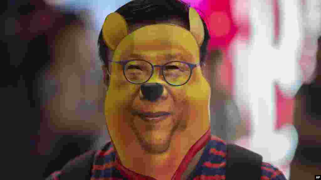 Manifestante usa máscara de Winnie the Pooh, una referencia a una broma entre los cibernautas que han dicho que el presidente chino Xi Jingping se parece a un oso parlante. 